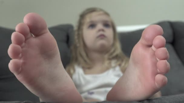 Vistas de un niño absorto en un entretenimiento de medios visuales . — Vídeo de stock