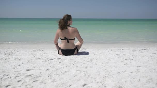 Жінка насолоджується пляжем на курорті — стокове відео