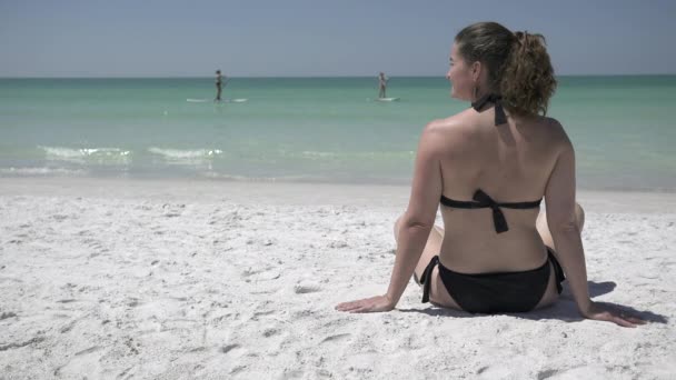 Una mujer disfruta de la playa en un resort — Vídeo de stock