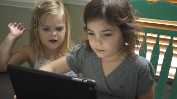 Uma cena no dia médio de uma educação infantil — Vídeo de Stock