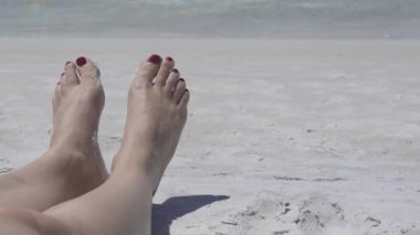 Halklar ayak plaj görünümü relax olarak