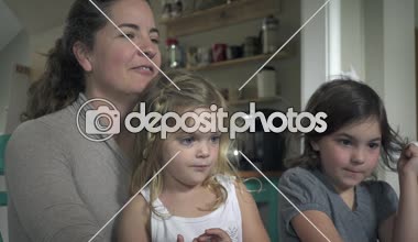 Yürümeye başlayan çocuk ailesiyle birlikte görünümünü