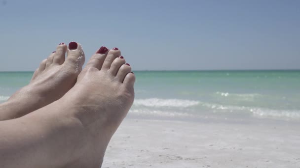 Blick auf die Füße der Menschen als Entspannung am Strand — Stockvideo