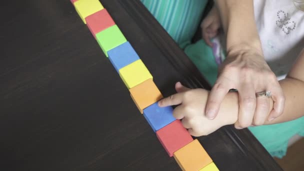 Uma cena no dia médio de uma educação infantil — Vídeo de Stock