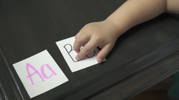 Uma cena no dia médio de uma educação infantil — Vídeo de Stock