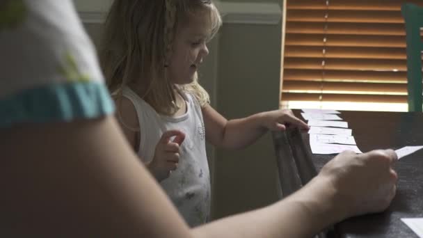 Una scena nel giorno medio di un'istruzione da bambini — Video Stock