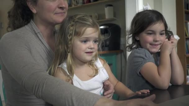 Vista de un niño pequeño con su familia — Vídeos de Stock