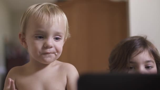 Dziecko lubi przekąskę siedząc przy stole sala bilardowa — Wideo stockowe
