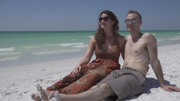 Para cieszy romantycznej plaży w ośrodku — Wideo stockowe