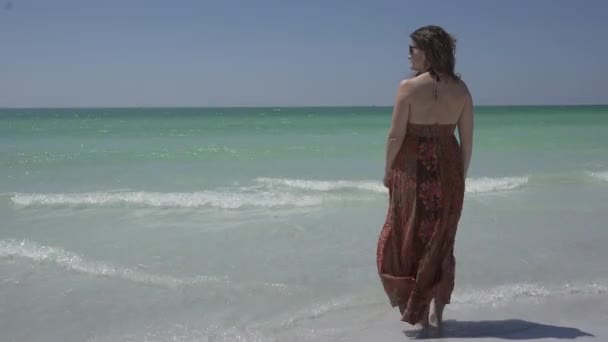 Женщина наслаждается пляжем на курорте — стоковое видео