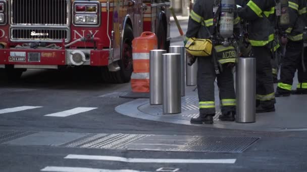 New York City firemen take a break — Stock Video