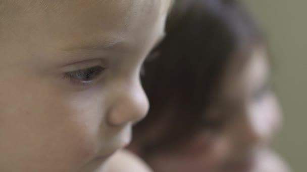 Une scène dans la journée moyenne d'un enfant — Video