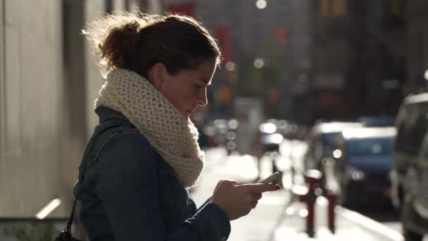 En vacker kvinna använder sin mobil att ringa och text — Stockvideo