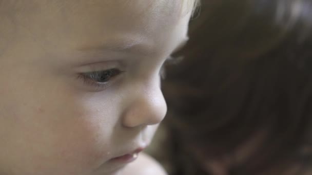 Eine Szene am durchschnittlichen Tag eines Kindes — Stockvideo