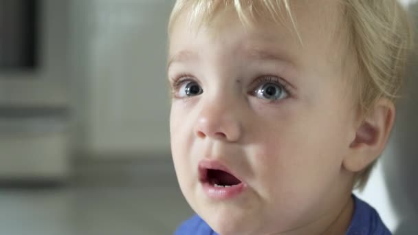 Une scène dans la journée moyenne d'un enfant — Video