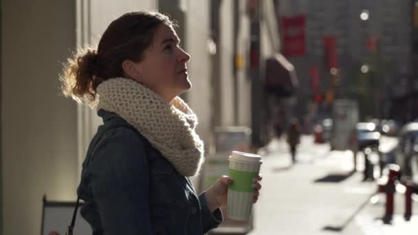 Красива жінка з ранковою чашкою кави — стокове відео
