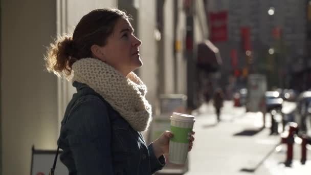 Una hermosa mujer con una taza de café por la mañana — Vídeos de Stock