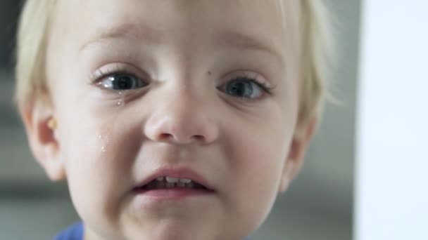 Een scène in de gemiddelde dag van een kind — Stockvideo