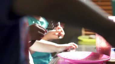 Bir masada otururken çocuklar yemek