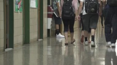 Koridorda yürürken genç öğrenciler