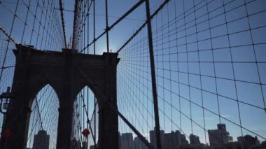 Brooklyn Köprüsü'nün güneşli bir günde