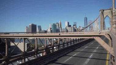 Brooklyn Köprüsü üzerinde sürüş araba sahnesi