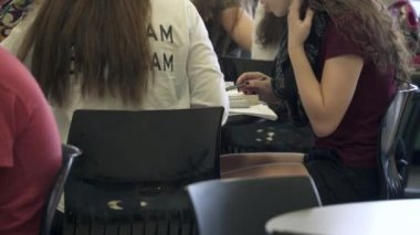 Bir sınıfta masalarında çalışan öğrenciler