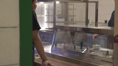 Okul kafeteryasında sahneleri