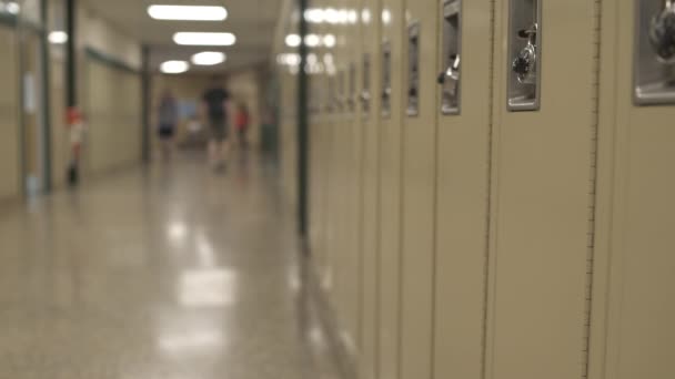 Students walking down hall by lockers — Stock Video