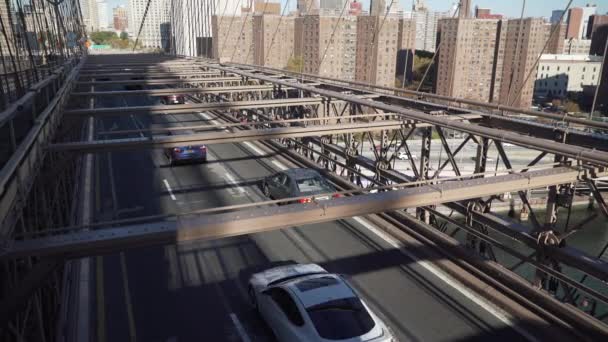 Cena de carros dirigindo na ponte de Brooklyn — Vídeo de Stock