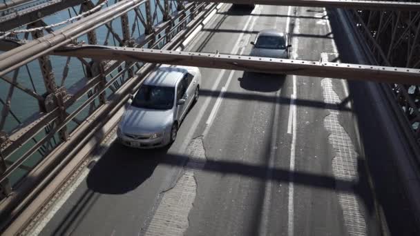 En vy av bilar som kör över Brooklyn Bridge — Stockvideo