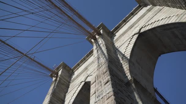 Ein sonniger Tag auf der brooklyn bridge — Stockvideo