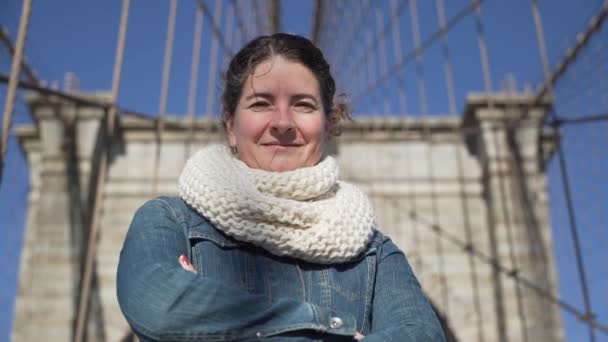Krásná mladá žena má za slunečného dne na Brooklynský most — Stock video