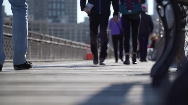 Fotgängare gå över Brooklyn Bridge på en solig dag — Stockvideo