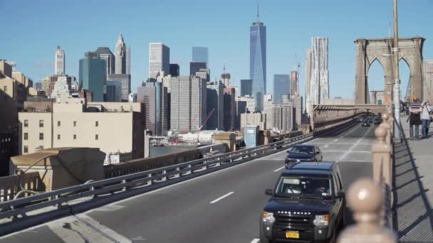 Escena de coches conduciendo en el puente de Brooklyn — Vídeos de Stock