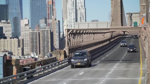 Сцена, когда машины едут по Бруклинскому мосту — стоковое видео