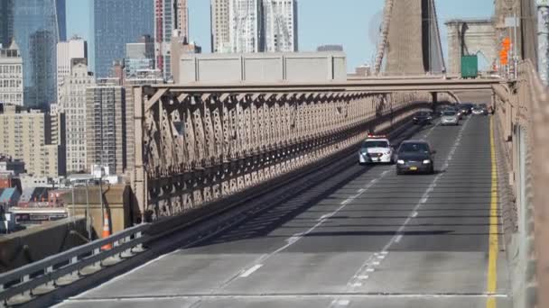 Cena de carros dirigindo na ponte de Brooklyn — Vídeo de Stock