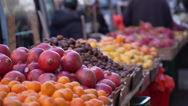 Een weergave van verse producten op de markt van een stad — Stockvideo