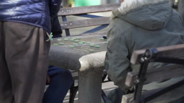 Três homens asiáticos jogar damas em um parque — Vídeo de Stock