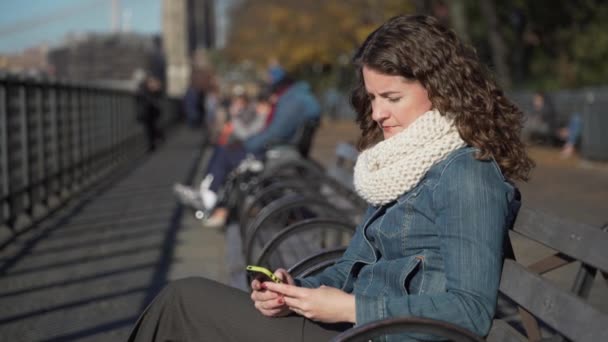 Una hermosa mujer usa su celular para llamar y enviar mensajes de texto — Vídeo de stock