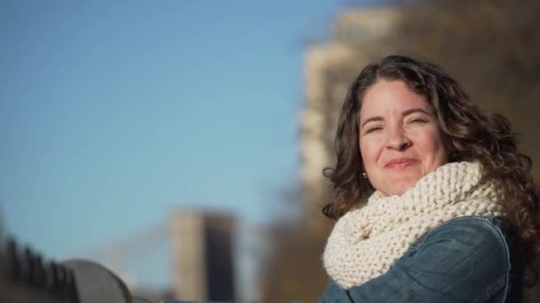 Uma mulher bonita perto da ponte de Brooklyn e horizonte de Manhattan — Vídeo de Stock