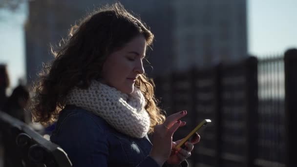 Egy gyönyörű nő használ neki cellphone-hoz hív és szöveg — Stock videók