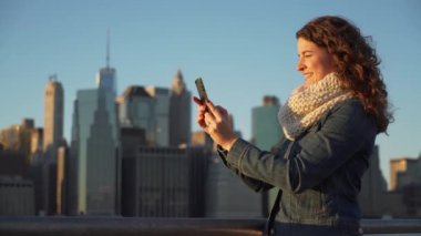 Güzel bir kadın onu aramak için cep telefonu ve metin kullanır