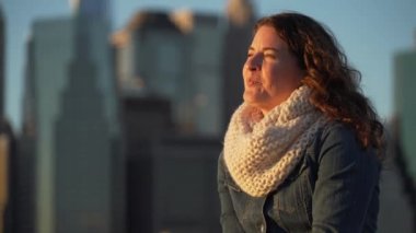 Manhattan Brooklyn Köprüsü yakınlarında güzel bir kadın bakar