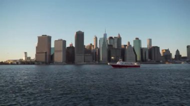 New York şehir silüeti bir görünümünü güneşli bir günde