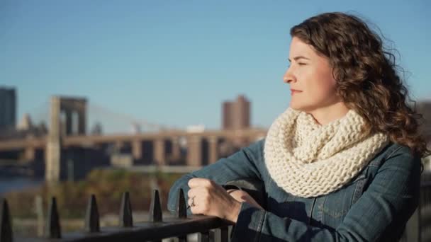 Piękna kobieta w pobliżu Most Brookliński wychodzi na Manhattanie — Wideo stockowe