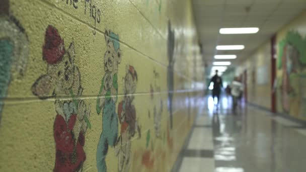 Young students walking down the hall — Stock Video