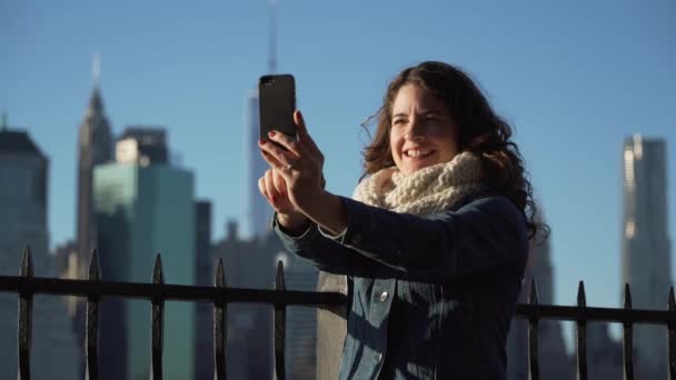 Uma mulher bonita usa seu celular para ligar e enviar mensagens — Vídeo de Stock