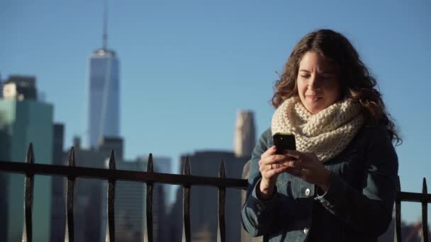 Uma mulher bonita usa seu celular para ligar e enviar mensagens — Vídeo de Stock