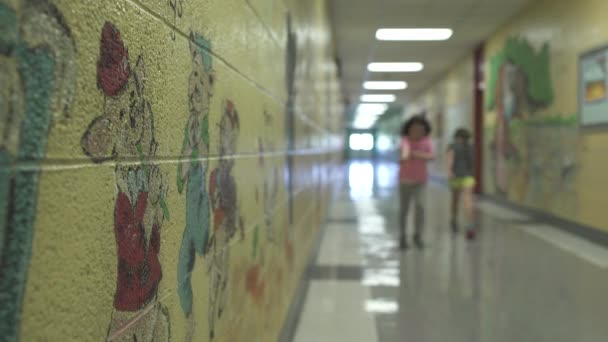 Young students walking down the hall — Stock Video
